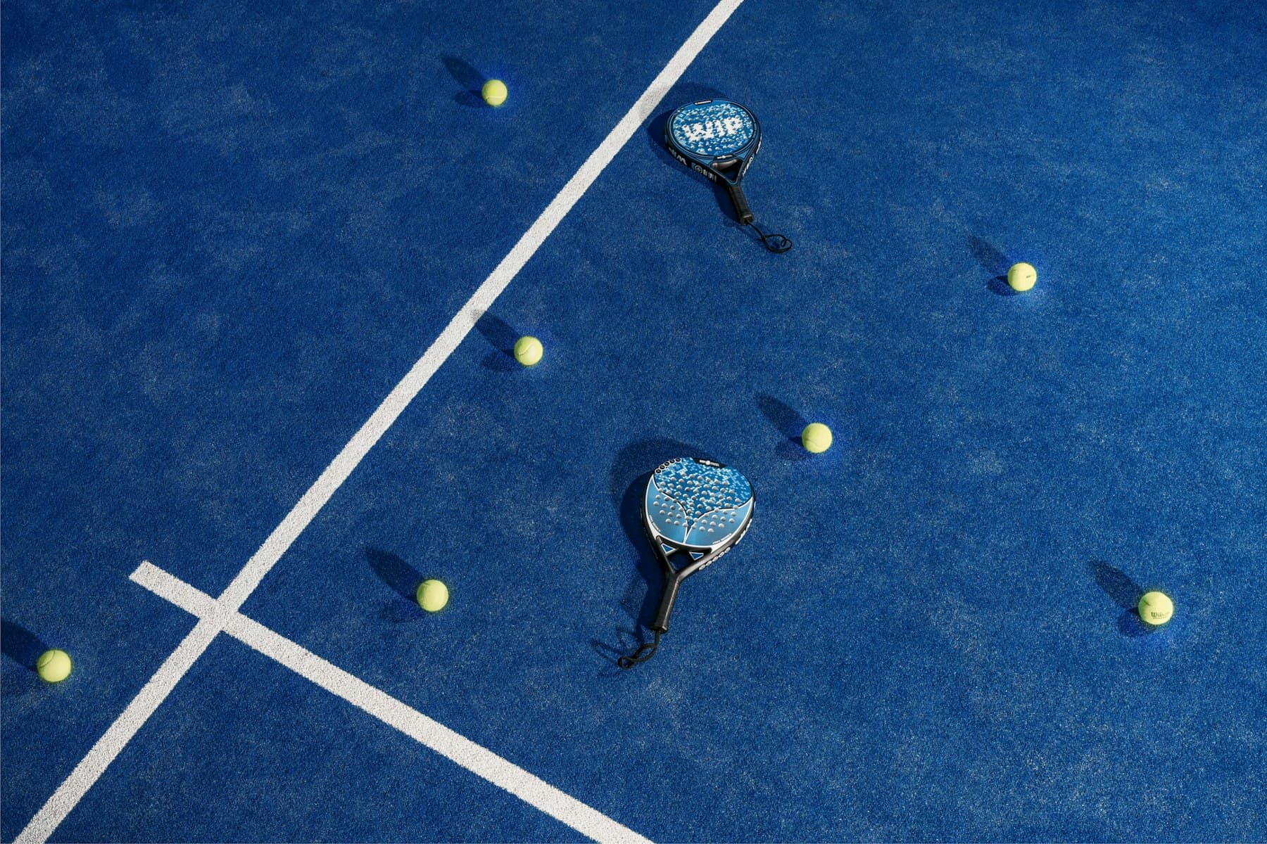 Racchette da padel su campo blu